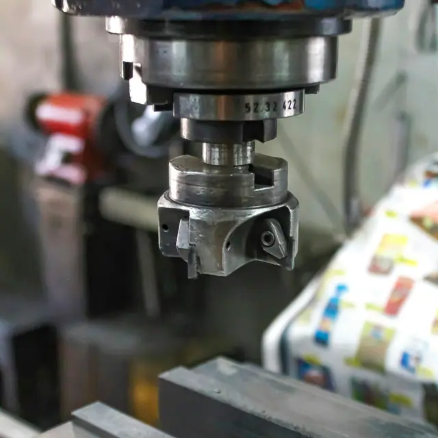 Fresadora trabajando sobre una pieza metálica